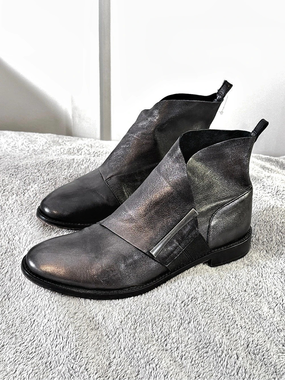 Johnston & Murphy Lola black metallic Leather Pull On Ankle Boots Booties 8.5